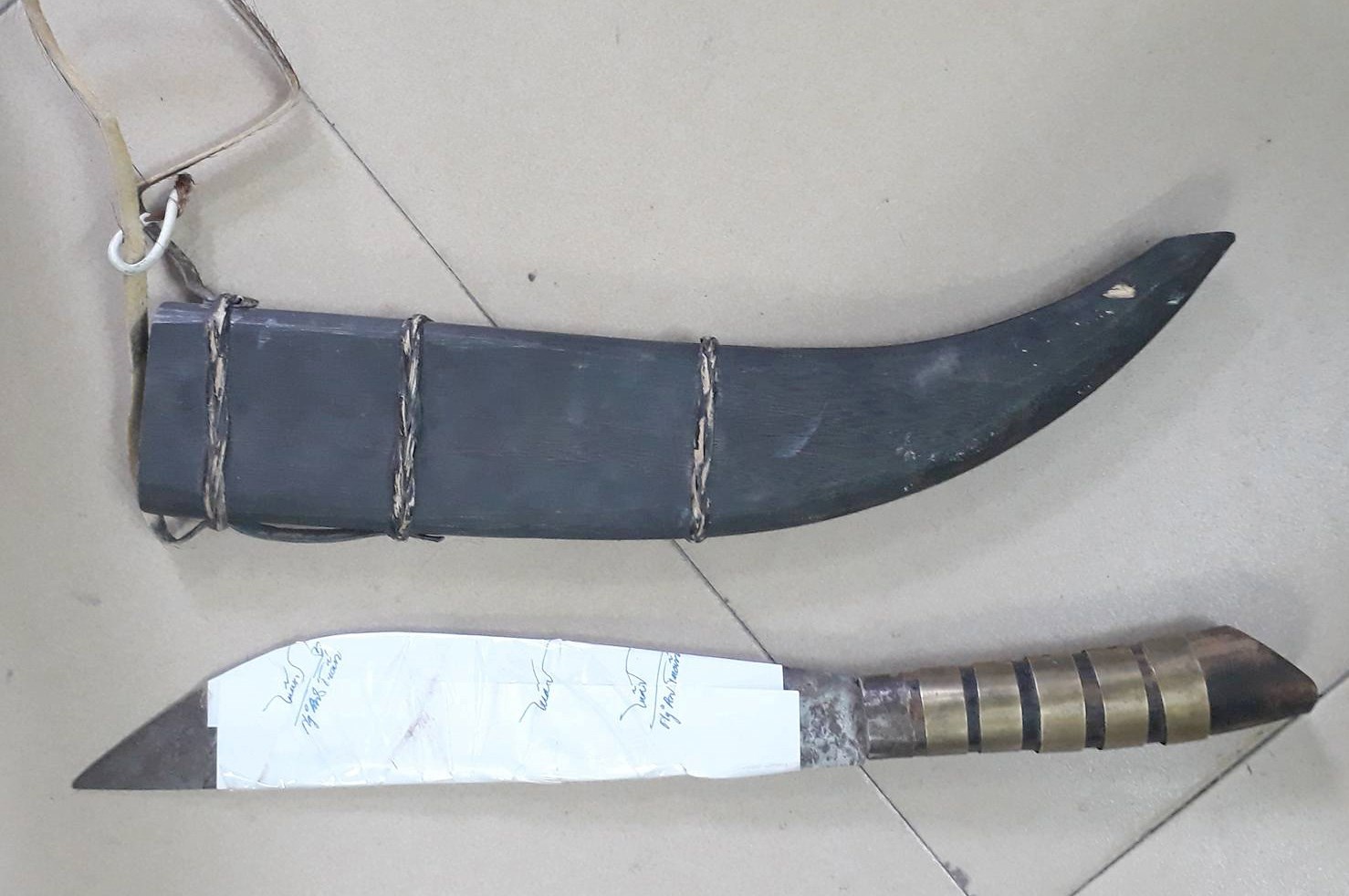 Can bo y te bi dong nghiep chem tai co quan hinh anh