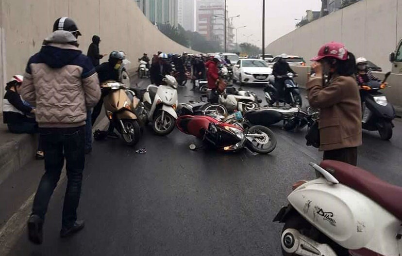 Nguoi di xe may nga la liet duoi ham chui Kim Lien hinh anh