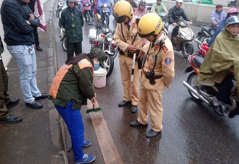 người đi xe máy ngã la liệt ảnh 3 nguoi di xe may nga la liet anh 3