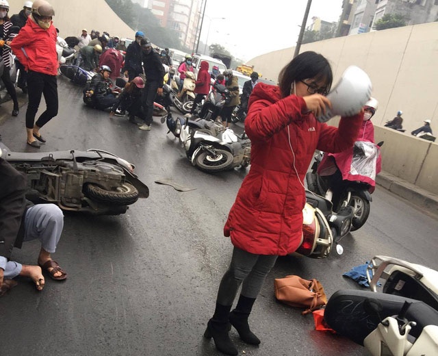 người đi xe máy ngã la liệt ảnh 2 nguoi di xe may nga la liet anh 2