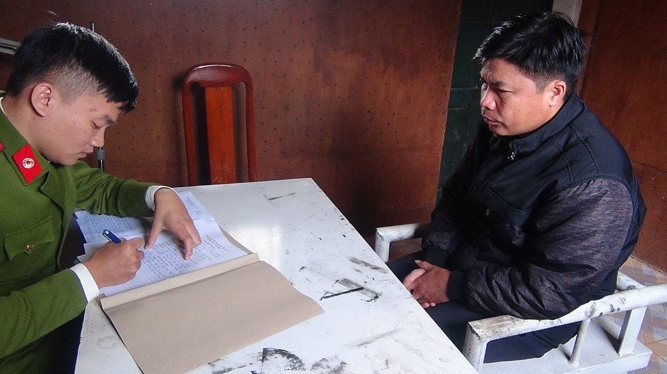 Bat nguyen chu tich xa tham o tai san hinh anh