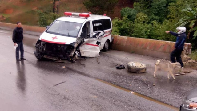 xe cứu thương gặp nạn ảnh 1 xe cuu thuong gap nan anh 1