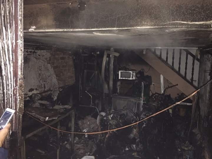 Cuu 4 nguoi ket trong nha 4 tang bi chay o Ha Noi hinh anh