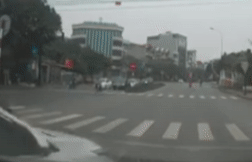 Ford Ranger lan lon tren duong sau va cham lien hoan hinh anh