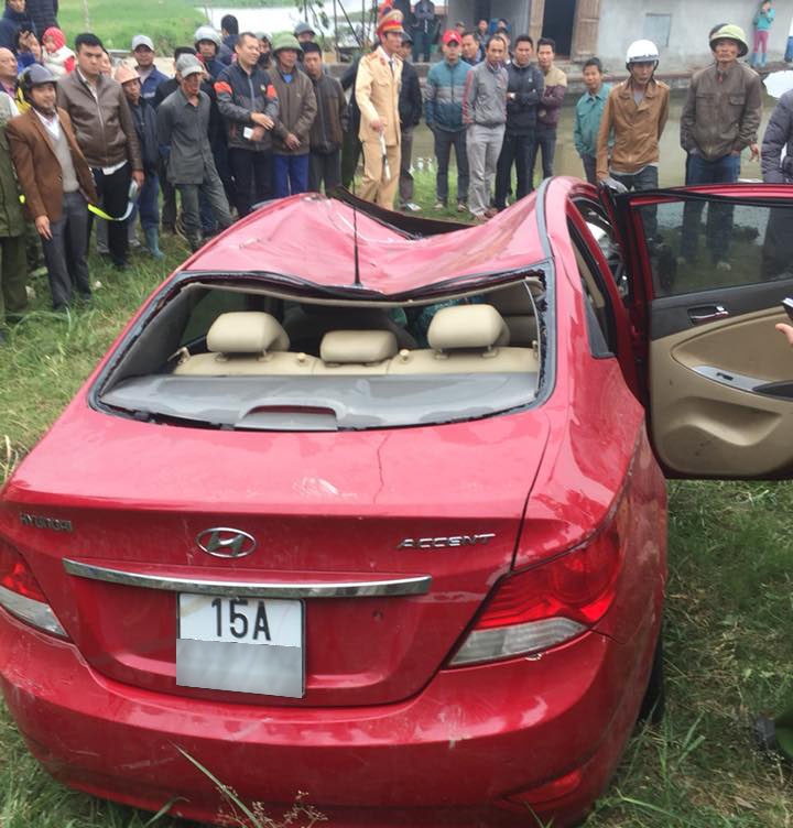 Nguoi dan ong chet trong cabin oto 4 cho chim duoi song hinh anh