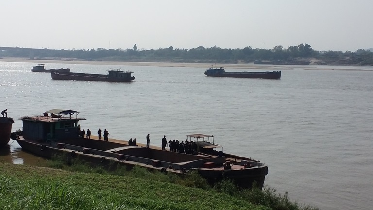Hai tau cho cat dam nhau tren song Hong, mot nguoi tu vong hinh anh