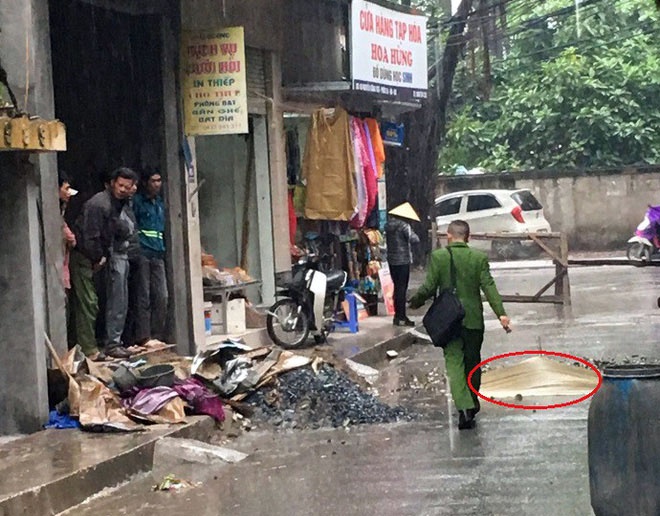 Treo len tang 4 lap cua so, tho moc roi xuong dat tu vong hinh anh