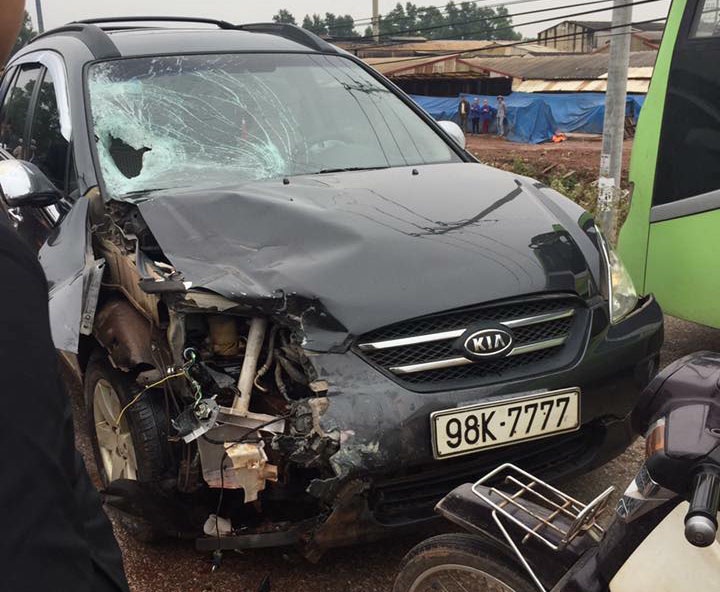 Oto bien so 'tu quy' dung xe may, mot nguoi chet hinh anh