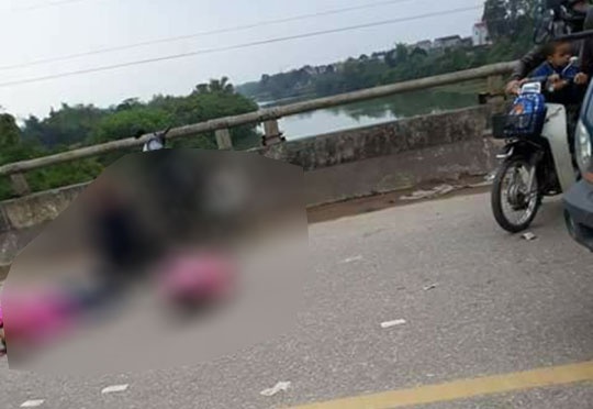 Va cham voi xe cho cong nhan, 3 me con thuong vong hinh anh