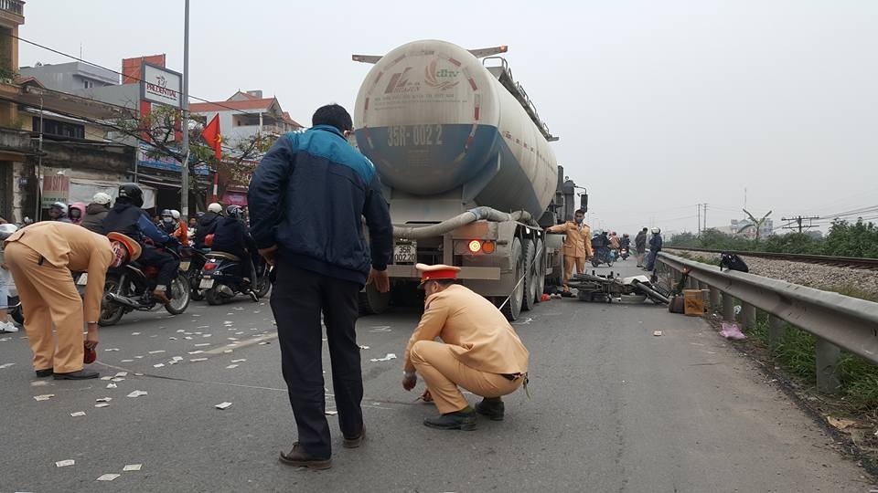 Xe bon cuon hai nguoi di xe may vao gam tu vong hinh anh