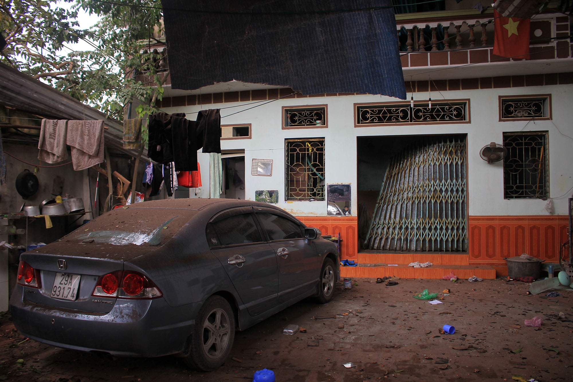'Sau tieng no, tran nha do sup, moi nguoi om nhau bo chay' hinh anh