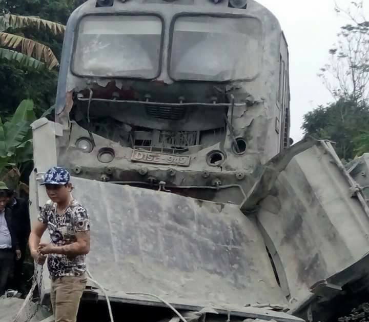 Tau cho khach dam oto, duong sat Bac - Nam te liet 3 gio hinh anh