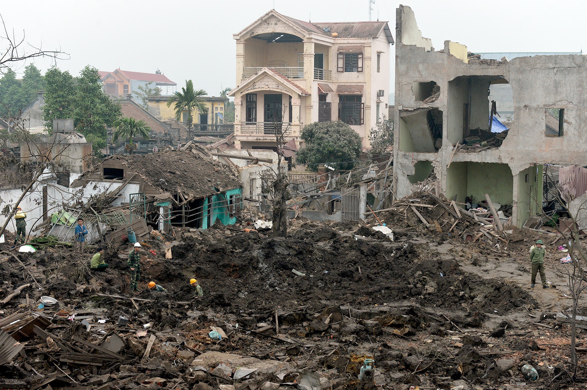 Phat hien 2 tan dau dan trong vuon nha dan o Hung Yen hinh anh