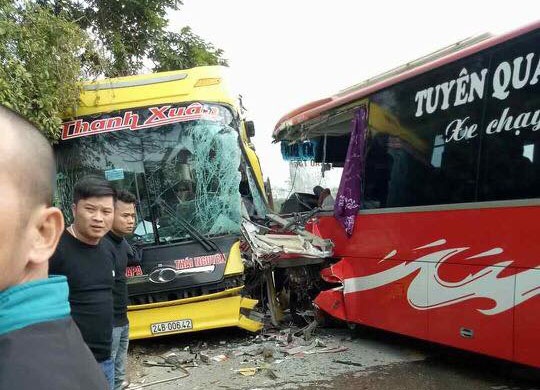 Hai xe khach dau dau tren quoc lo, tai xe gay chan hinh anh