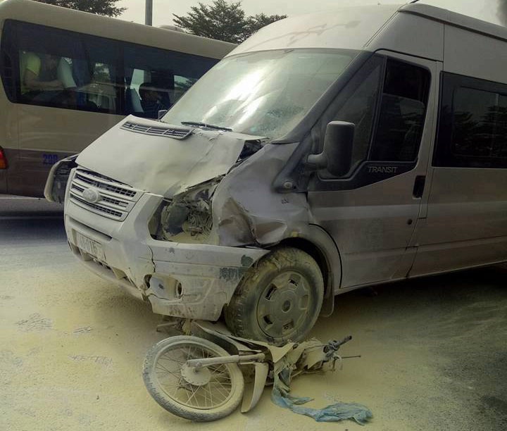 Ford Transit boc chay sau va cham xe may, mot nguoi tu vong hinh anh