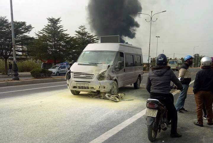 Ford Transit boc chay sau va cham anh 2