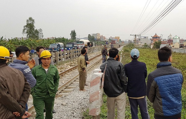 Bang qua duong sat, hai nguoi di xe may bi tau hoa tong tu vong hinh anh
