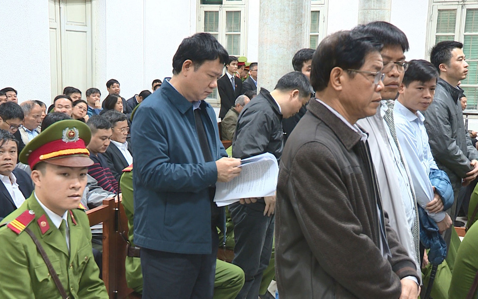 Dai dien PVN, PVC xin giam trach nhiem cho 22 bi cao hinh anh