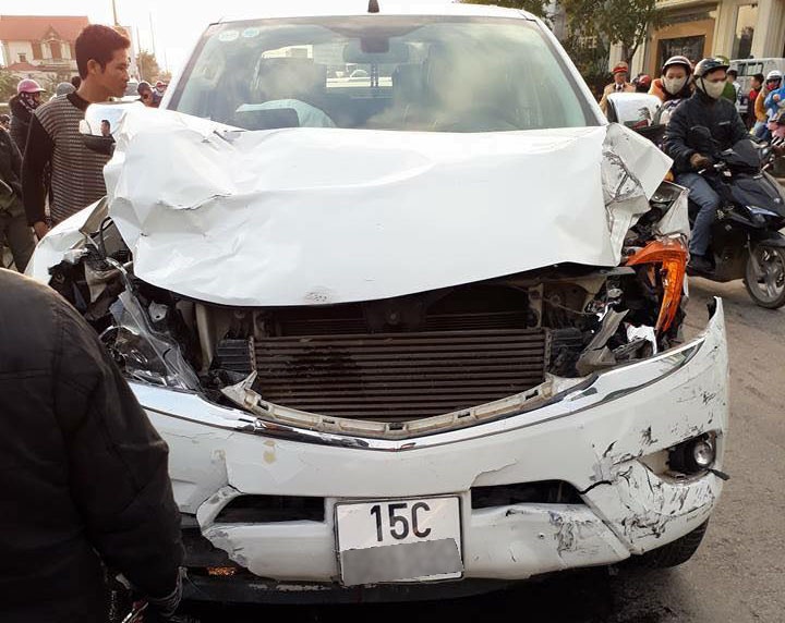 Xe ban tai dam lien hoan, 2 nu sinh tu vong hinh anh