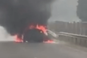 Mazda 3 boc chay tren cao toc Ha Noi - Thai Nguyen hinh anh