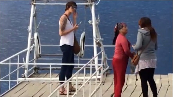 Khach nuoc ngoai bi duoi o ‘Tuyet tinh coc’ vi khong nop 10.000 dong hinh anh