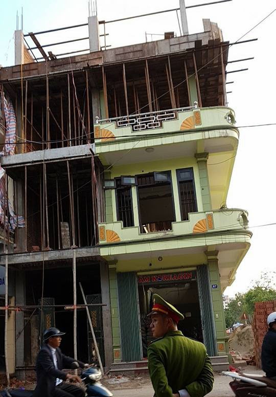 Thanh sắt rơi từ tầng cao xuyên thủng taxi ảnh 2 Thanh sat roi tu tang cao xuyen thung taxi anh 2