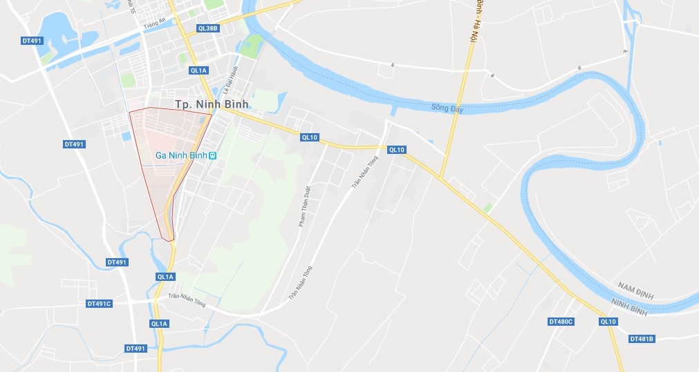 Thanh sắt rơi từ tầng cao xuyên thủng taxi ảnh 3 Thanh sat roi tu tang cao xuyen thung taxi anh 3