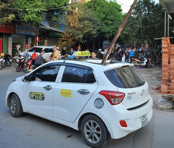 Thanh sat roi tu tang cao xuyen thung taxi, mot nguoi chet hinh anh