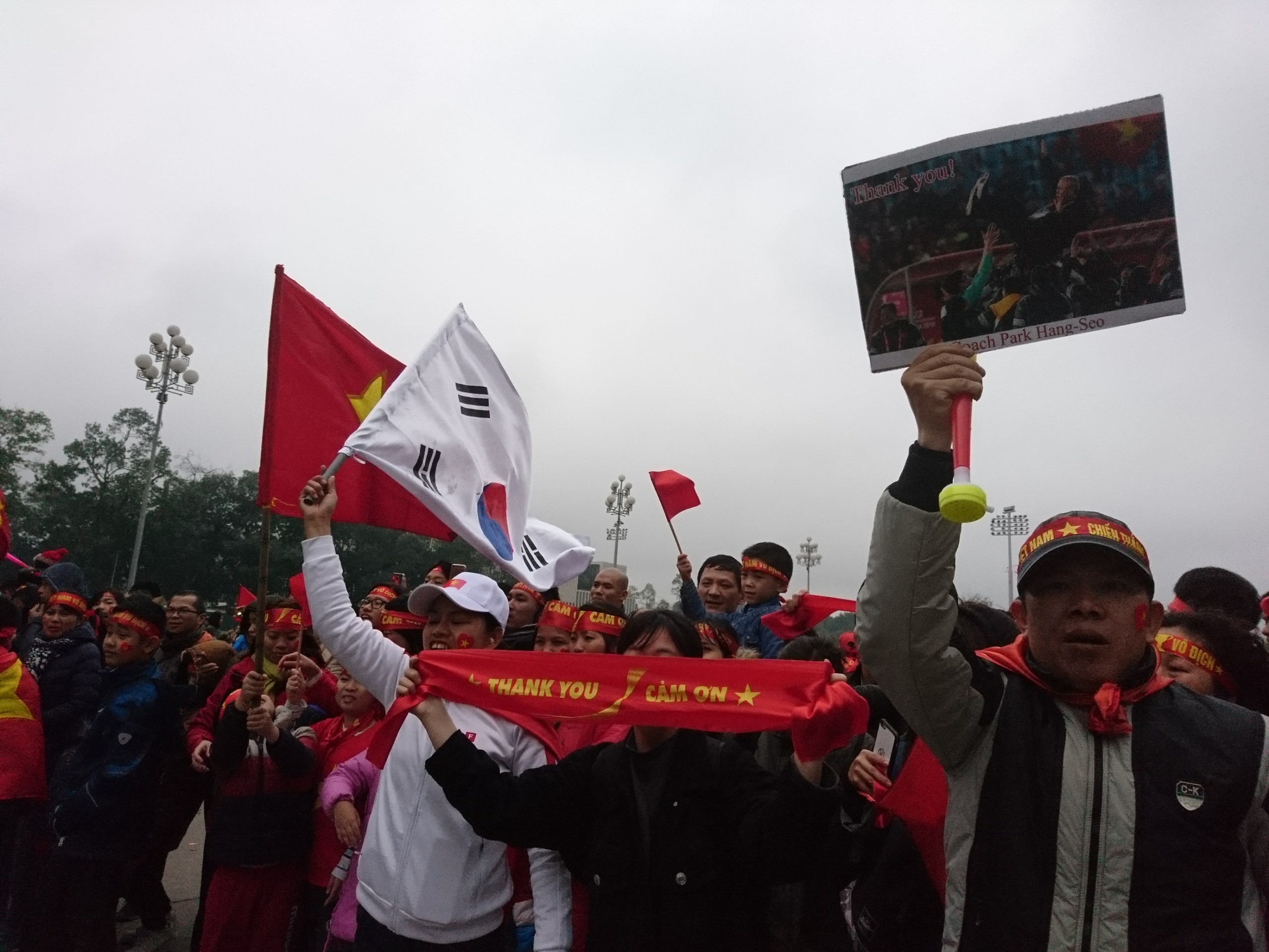 Nguoi Ha Noi ra duong phat co, go trong, thoi ken don U23 Viet Nam hinh anh