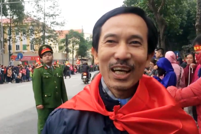 Co dong vien quyet cho gap duoc doan xe cho tuyen U23 Viet Nam hinh anh