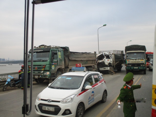 Oto tai huc xe ben do tren cau anh 2
