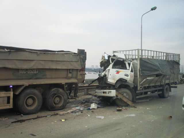 Oto tai huc xe ben do tren cau, mot phu nu tu vong hinh anh