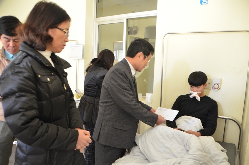 xe buyt dam xe tai anh 2