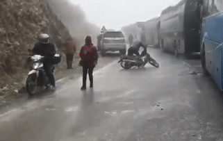 Deo O Quy Ho dong bang, nguoi di xe may nga dui dui hinh anh