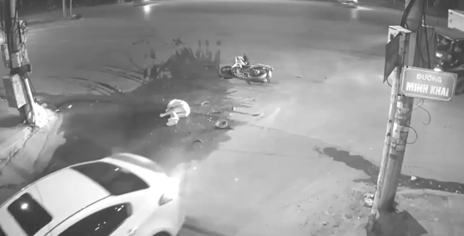 Exciter tông ôtô ảnh 2 Exciter tong oto anh 2