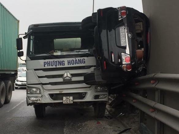 Fortuner bi xe bon dam, kep cung tren dai phan cach hinh anh