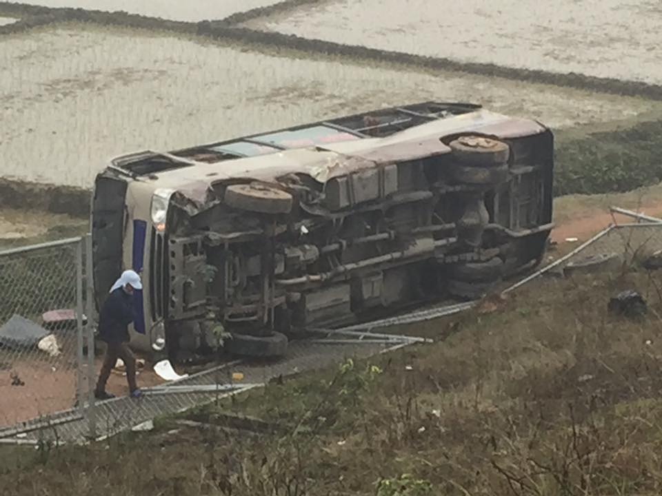Oto cho khach bay khoi duong cao toc Noi Bai - Lao Cai hinh anh