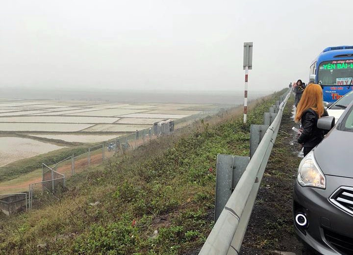 oto khach bay khoi cao toc anh 2