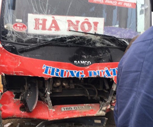 Xế sang Audi bẹp rúm sau va chạm ảnh 3 Xe sang Audi bep rum sau va cham anh 3