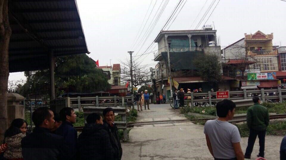 tàu hỏa tông taxi biến dạng ảnh 3 tau hoa tong taxi bien dang anh 3