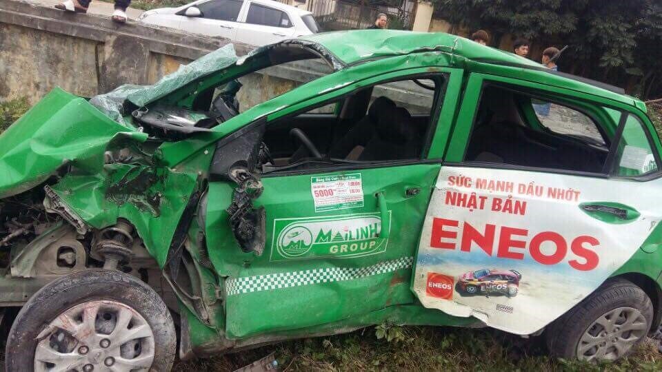 tàu hỏa tông taxi biến dạng ảnh 1 tau hoa tong taxi bien dang anh 1