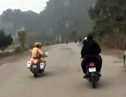 nhóm thanh niên thách thức CSGT ảnh 1 nhom thanh nien thach thuc CSGT anh 1