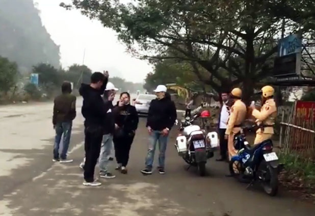 nhóm thanh niên thách thức CSGT ảnh 2 nhom thanh nien thach thuc CSGT anh 2