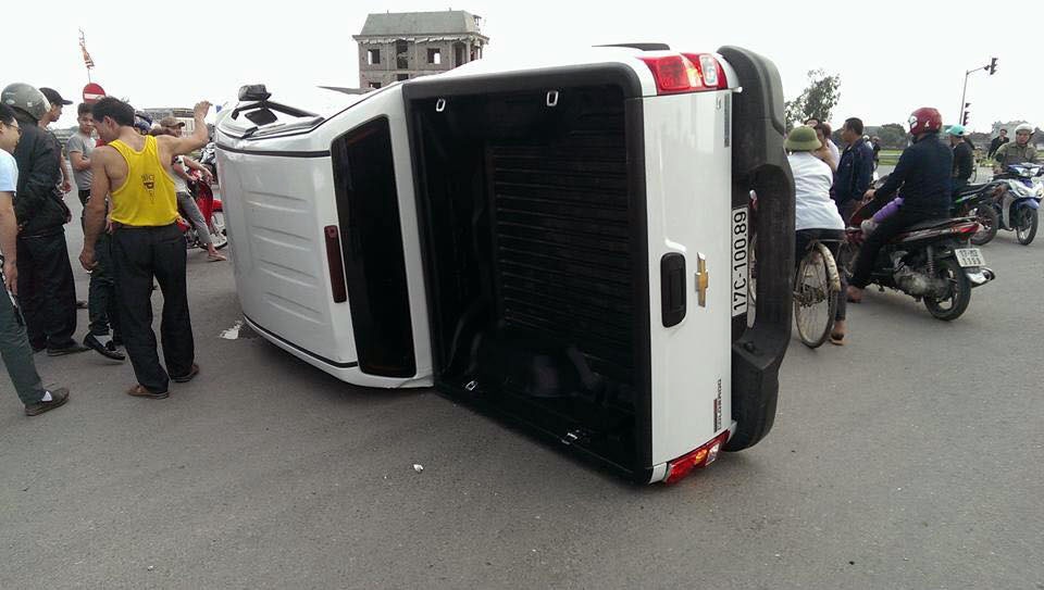 hai ôtô tông nhau ảnh 1 hai oto tong nhau anh 1