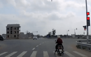 Co vuot den do, oto bi tong lat nghieng tren duong hinh anh