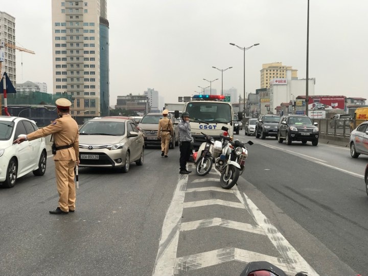 Container chom len giai phan cach anh 3