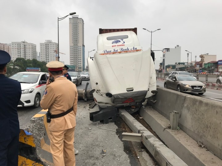 Xe container chom len dai phan cach, duong vanh dai te liet hinh anh