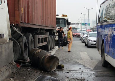 Container chom len giai phan cach anh 2