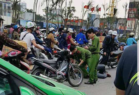 Tai xe oto cho khach hanh hung canh sat hinh anh