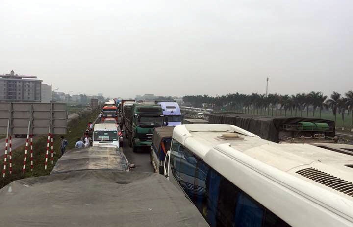 Oto tai gap nan, cao toc Ha Noi - Bac Giang te liet hon 4 gio hinh anh